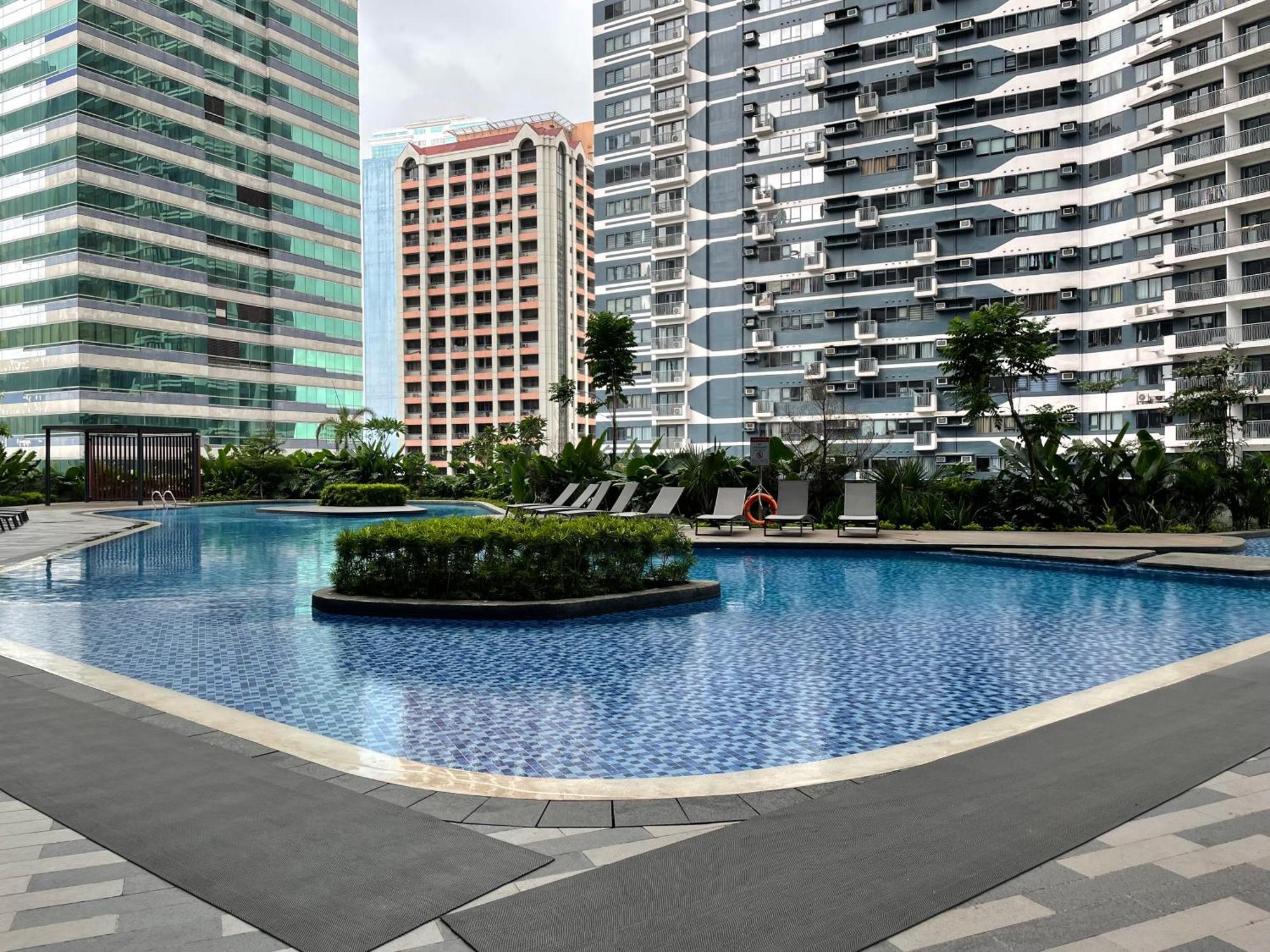 Stylist Condo With A View In Makati Manila Exterior photo